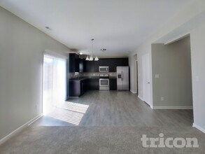 371 Wakefield Ct in Greenwood, IN - Foto de edificio - Building Photo