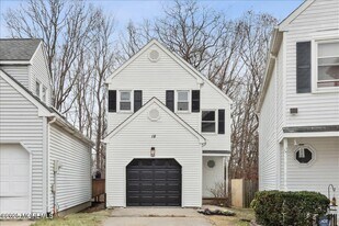 18 Oak Knl Dr in Matawan, NJ - Building Photo
