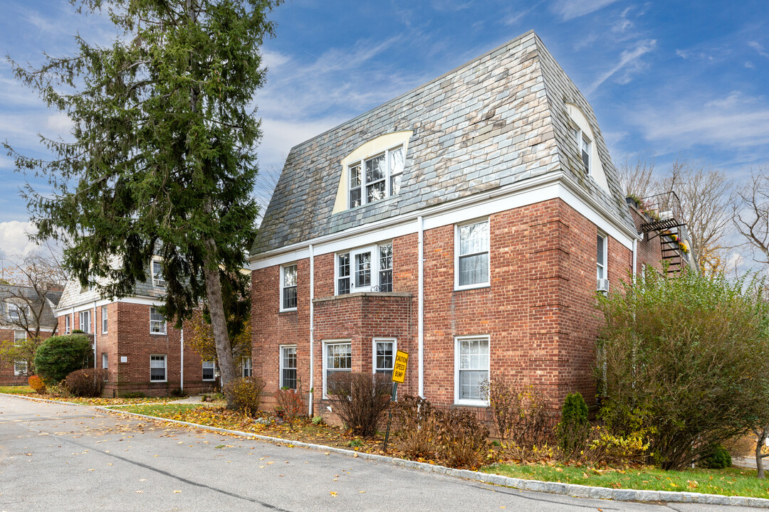 Pinewood Gardens in Hartsdale, NY - Building Photo