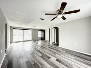 10125 Regency Park Blvd in Port Richey, FL - Foto de edificio - Building Photo