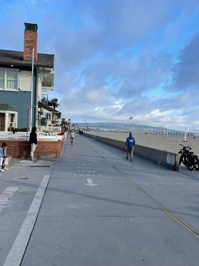 2127 Manhattan Ave in Hermosa Beach, CA - Foto de edificio - Building Photo