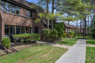 41 Chestnut Hill in Roslyn, NY - Building Photo - Building Photo