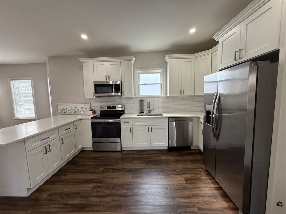 239 School St-Unit -2 in Lowell, MA - Building Photo