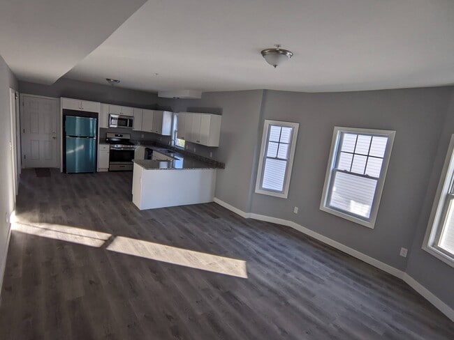 43 Clare St, Unit 2 in Lowell, MA - Foto de edificio - Building Photo