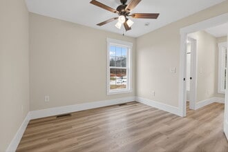 355 Beechwood Ln in Clinton, TN - Foto de edificio - Building Photo