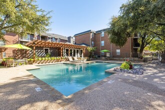 The Hamptons in Dallas, TX - Building Photo - Building Photo