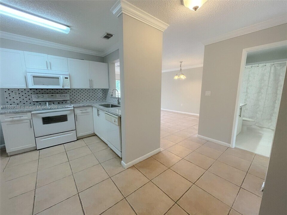 15731 SW 137th Ave in Miami, FL - Building Photo