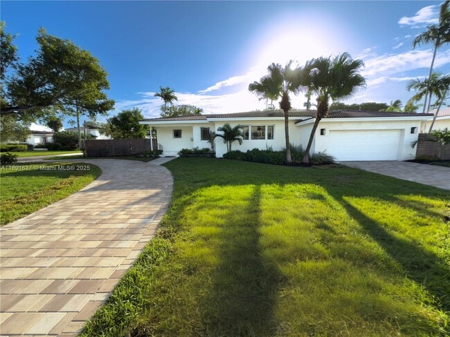 1300 NE 102nd St in Miami Shores, FL - Foto de edificio - Building Photo