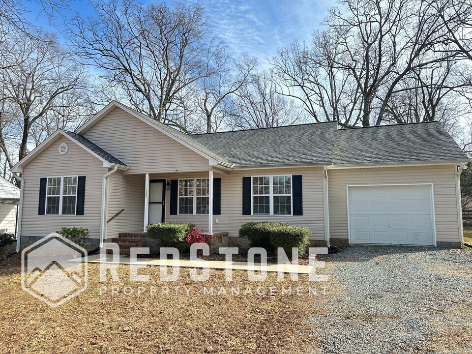 2224 May Dr in Burlington, NC - Building Photo