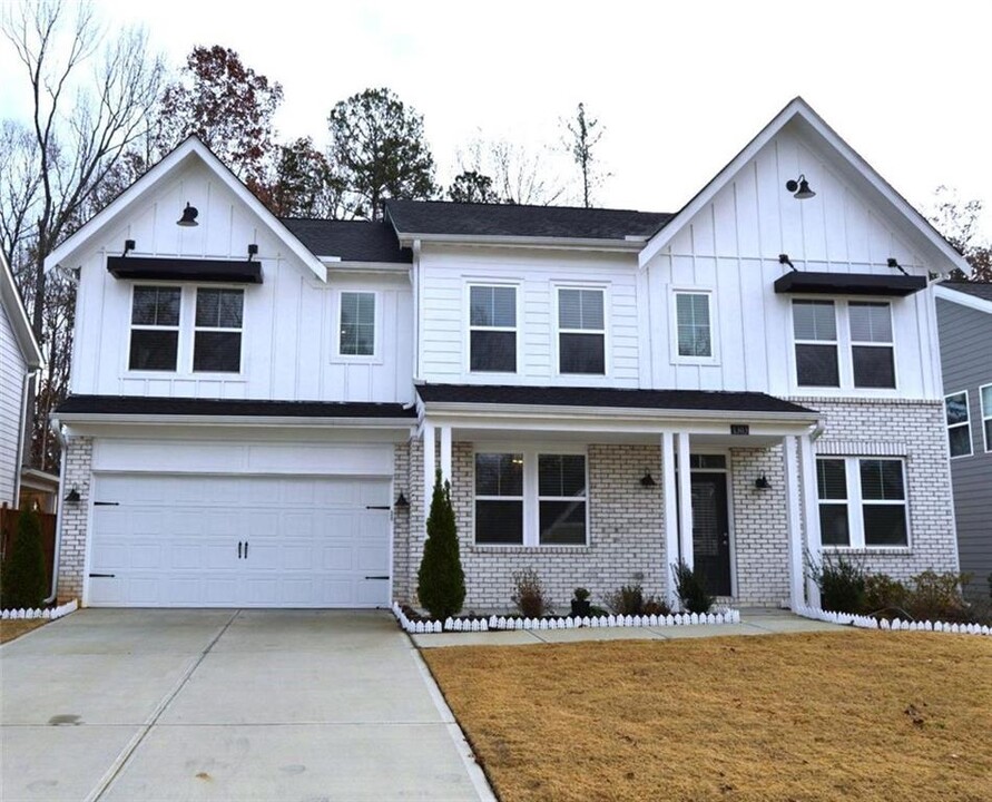 1303 Liberty Park Dr in Braselton, GA - Building Photo