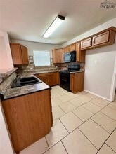 1000 W Cornelia Ave in Iowa Park, TX - Building Photo - Building Photo
