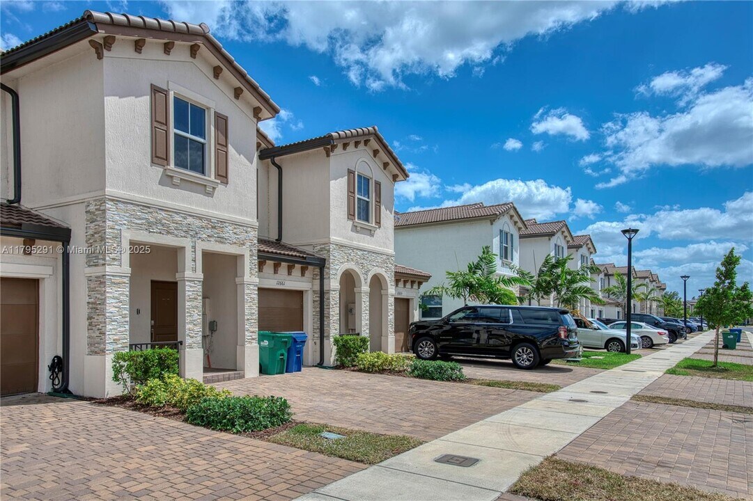 12661 NW 23rd Pl in North Miami, FL - Building Photo