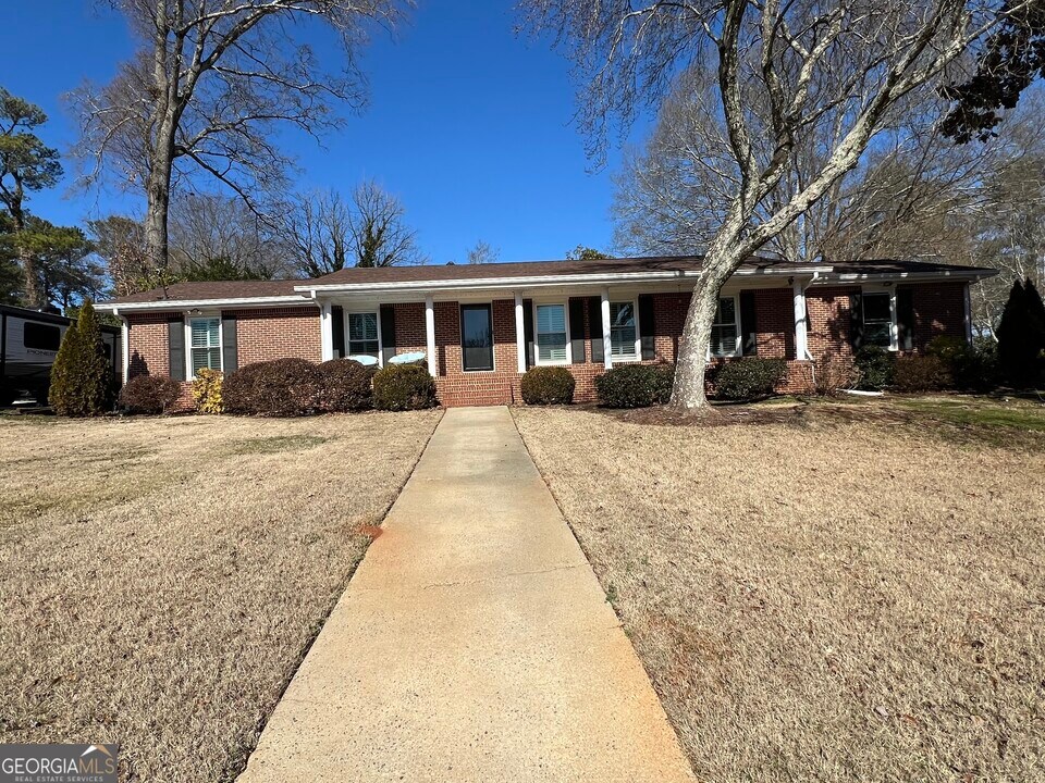 161 Deerwood Cir in Smyrna, GA - Building Photo