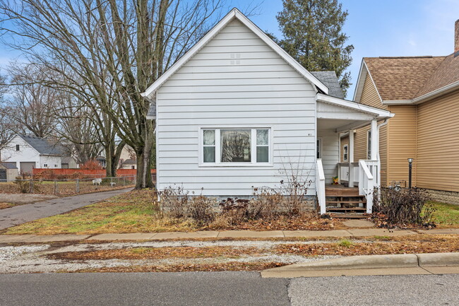 44 W Adams St in Franklin, IN - Foto de edificio - Building Photo