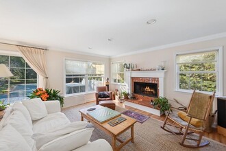 24 Clamshell Ave in East Hampton, NY - Foto de edificio - Building Photo