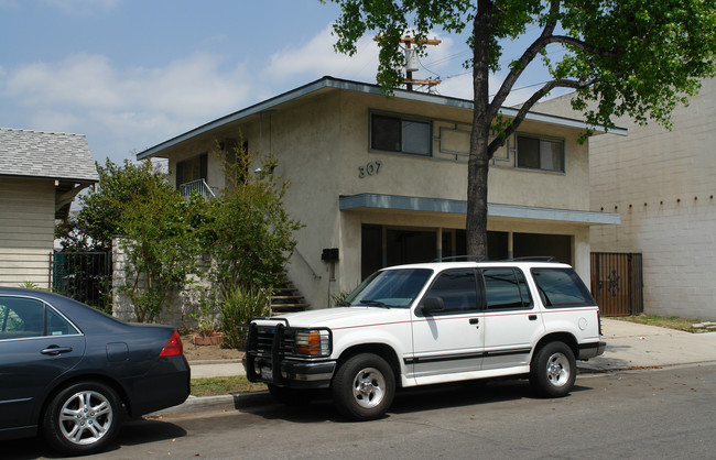 307 E Windsor Rd in Glendale, CA - Building Photo - Building Photo