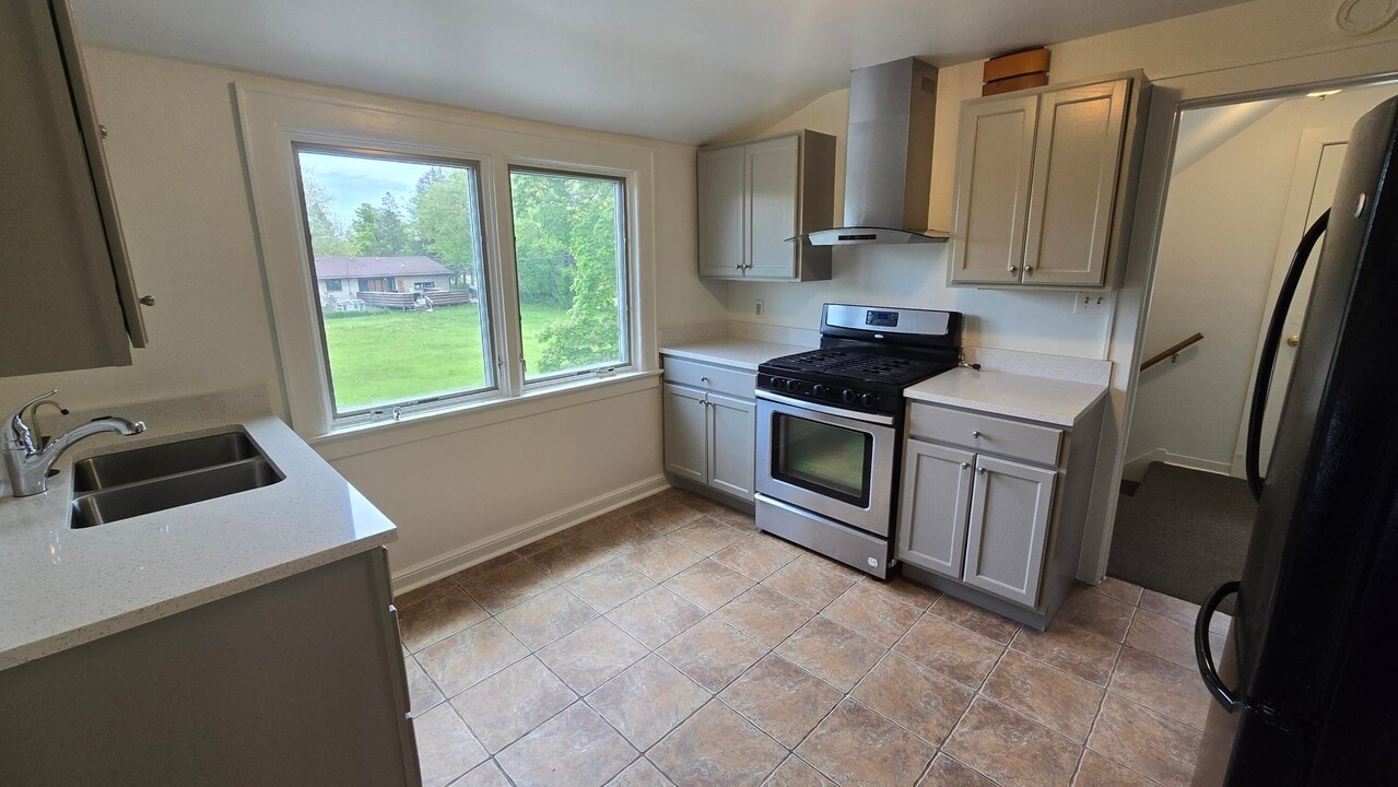 1401 W Brown Deer Rd in River Hills, WI - Building Photo