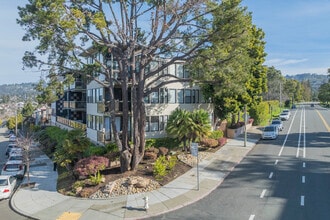The Claremont Terrace in Oakland, CA - Foto de edificio - Building Photo