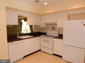 106 Pinewood Dr in Hamilton Township, NJ - Building Photo - Building Photo