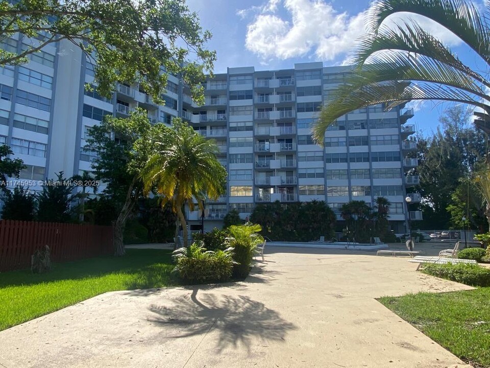 1300 NE Miami Gardens Dr in Miami, FL - Building Photo