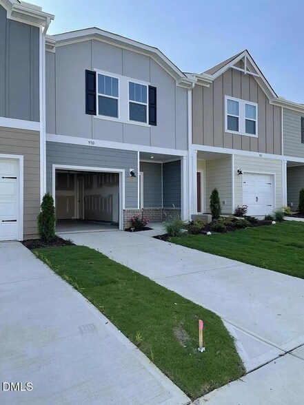 930 Field Ivy Dr in Fuquay Varina, NC - Building Photo - Building Photo