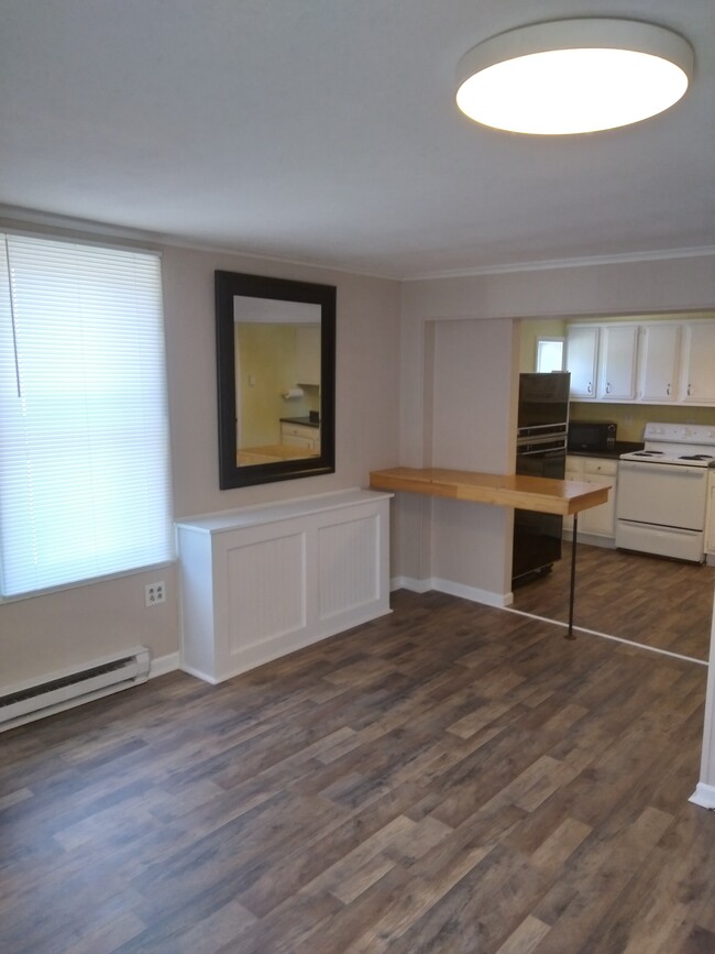 141 W Schuyler St, Unit 2 in Oswego, NY - Building Photo - Building Photo