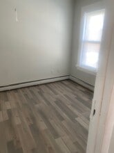 38 Prospect St, Unit 300 in Bristol, CT - Foto de edificio - Building Photo