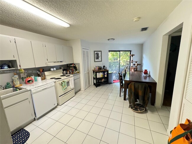 3046 Center St, Unit 3046 in Miami, FL - Building Photo - Building Photo