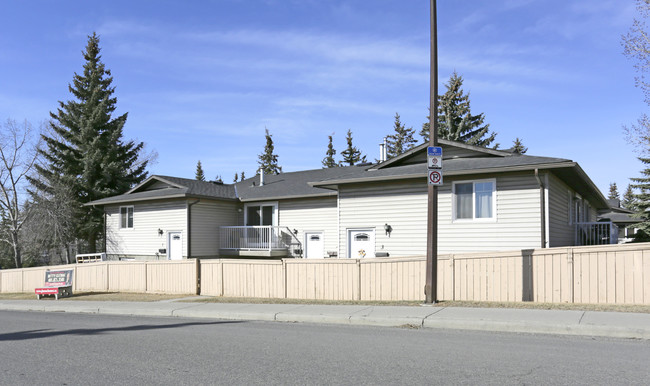 2 Dalton Dr NW in Calgary, AB - Building Photo - Primary Photo