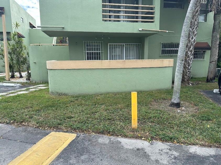 11081 NW 7th St in Miami, FL - Foto de edificio