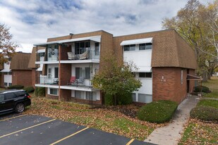 Sutton Place Condominiums in Niagara Falls, NY - Building Photo