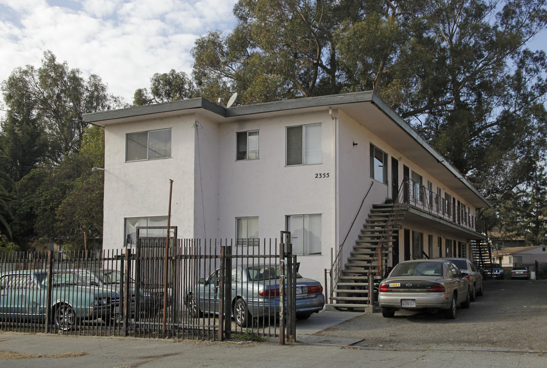 2355 Humboldt Ave in Oakland, CA - Building Photo