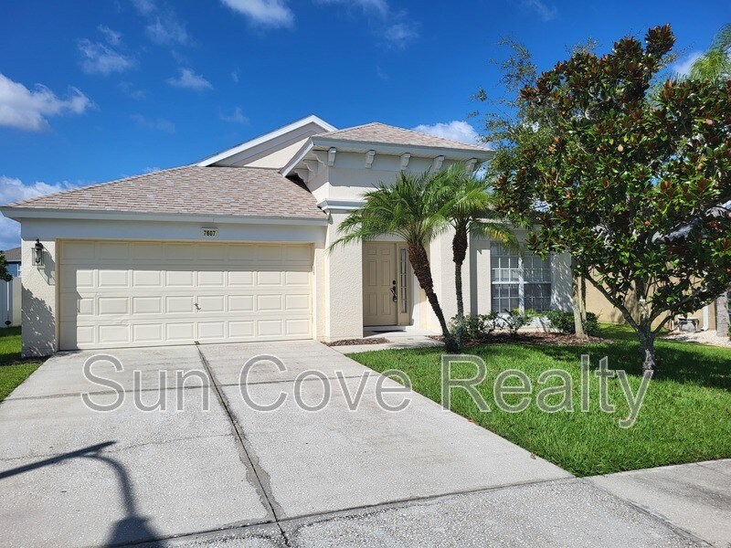 7607 Mariners Harbour Dr in Zephyrhills, FL - Building Photo