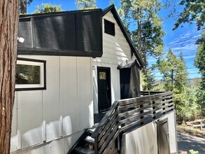 838 Lakeview Ln in Lake Arrowhead, CA - Foto de edificio - Building Photo