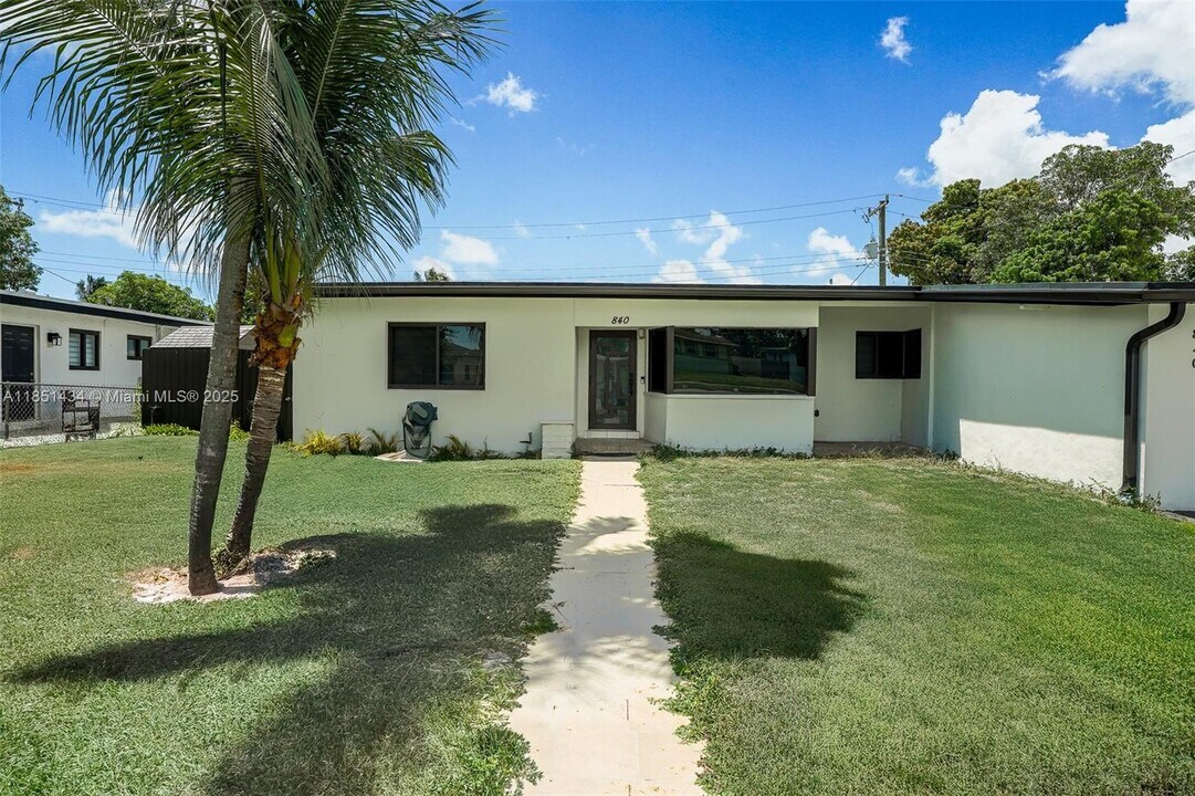 840 NW 170th Terrace in Miami, FL - Building Photo