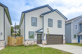 410 N 4th St in Beasley, TX - Foto de edificio - Building Photo