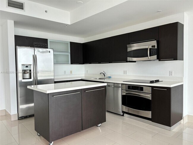 90 SW 3rd St in Miami, FL - Building Photo - Building Photo