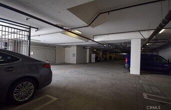 4661 Wilshire Blvd, Unit 102 in Los Angeles, CA - Building Photo - Building Photo