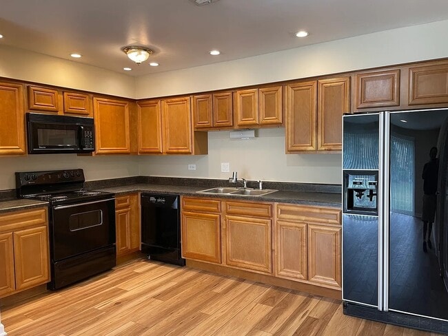 9437 Bay Colony Dr in Des Plaines, IL - Building Photo - Building Photo