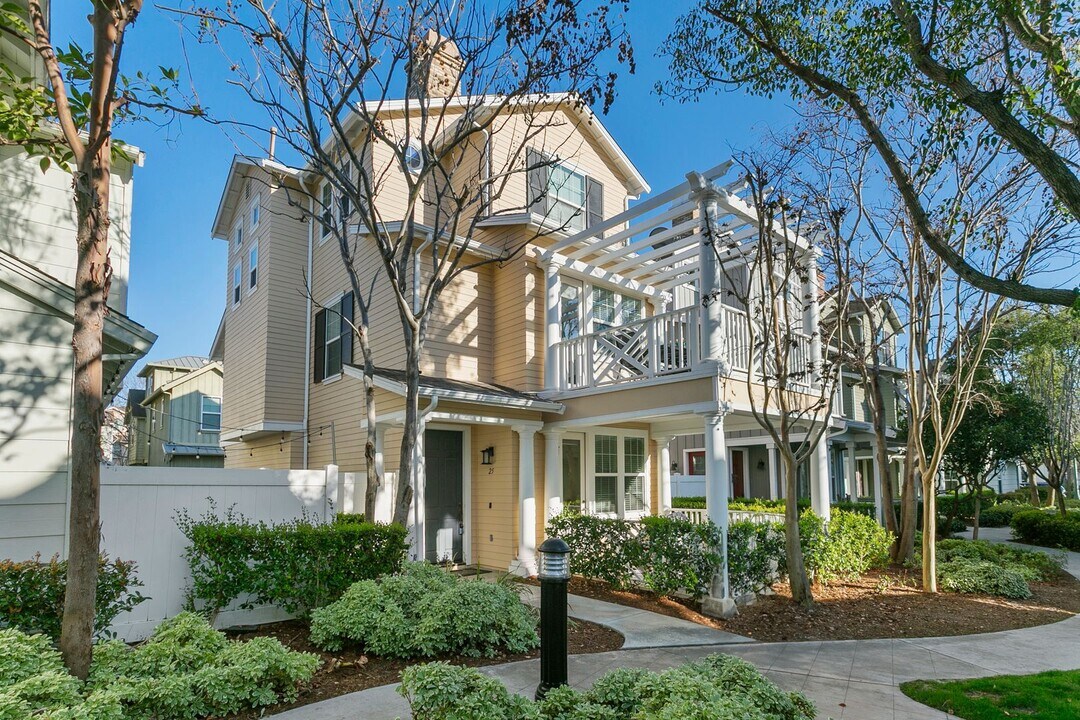 25 Tarleton Ln in Mission Viejo, CA - Building Photo