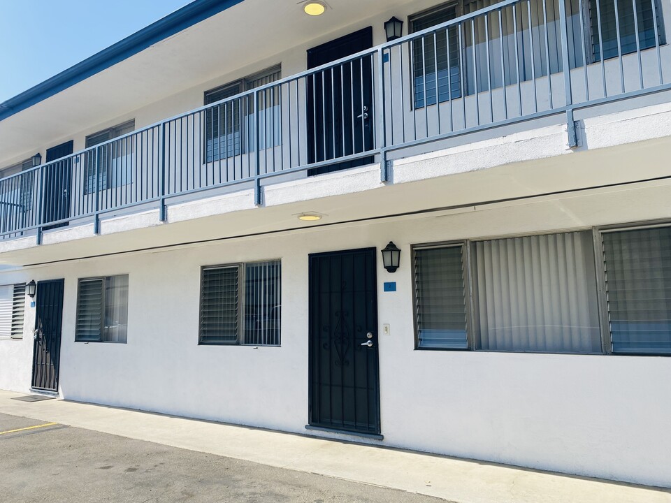 TUSTIN ARMS APARTMENTS in Tustin, CA - Building Photo