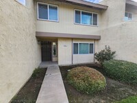 930 Olive Dr in Bakersfield, CA - Building Photo - Building Photo