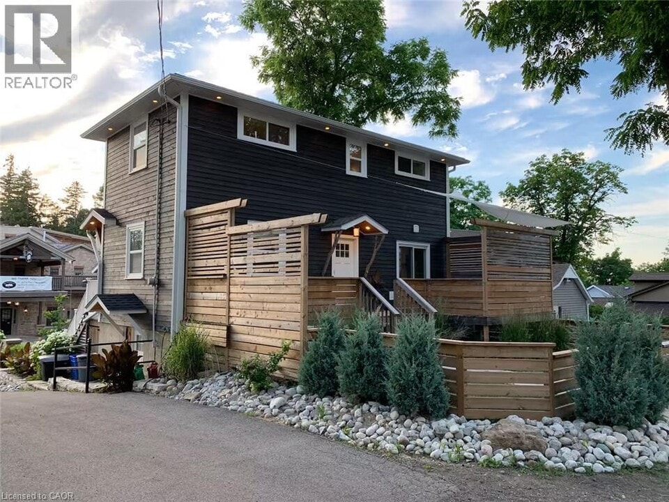 426 Wilson St E in Ancaster, ON - Building Photo