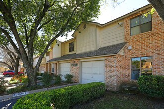 Woodland I I Condos in Austin, TX - Building Photo - Building Photo
