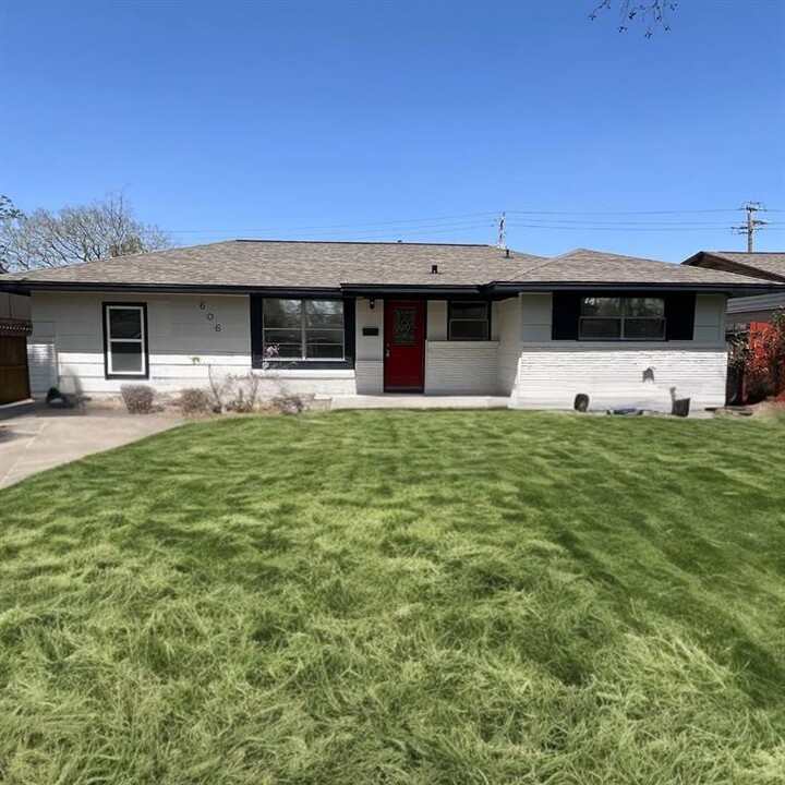 606 Pamela Dr in Baytown, TX - Building Photo