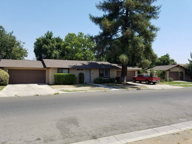 1220 Sylmar Ave in Fresno, CA - Foto de edificio - Building Photo