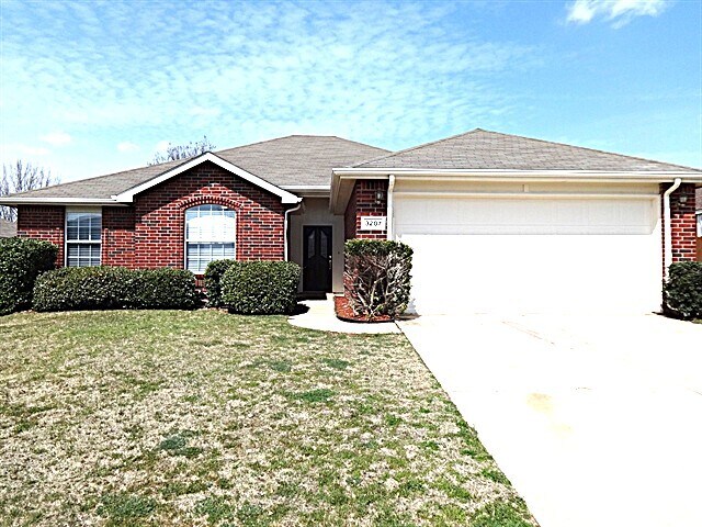 3207 Athens Dr in Corinth, TX - Foto de edificio