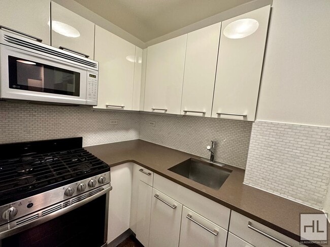 EAST 63 STREET in New York, NY - Building Photo - Building Photo