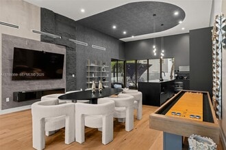 400 NW 49th St in Miami, FL - Foto de edificio - Building Photo