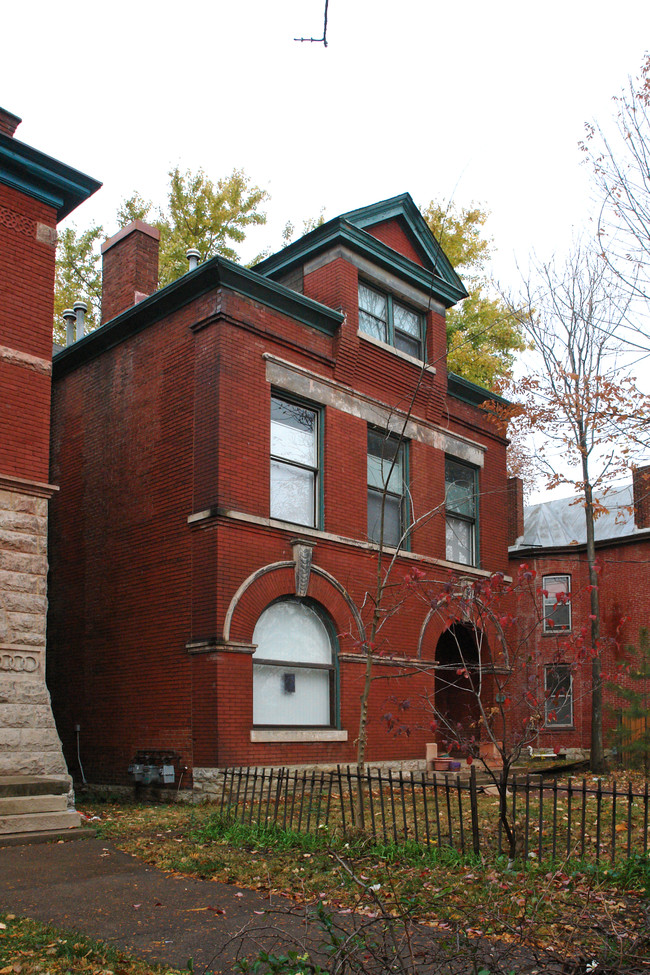 938 S 6th St in Louisville, KY - Foto de edificio - Building Photo